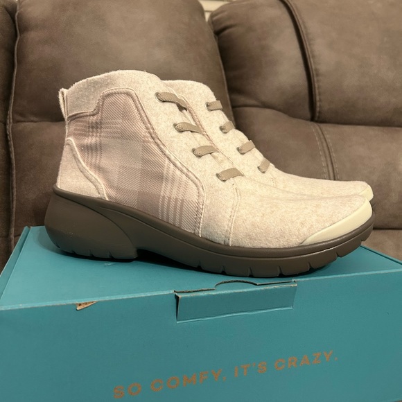 Woman’s Bzees Kick Back in Plaid Taupe! Like-new; Only wore 1x! Size 10. - Picture 2 of 7